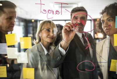 des collaborateurs qui réfléchissent à une stratégie de communication multicanale